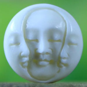 Gezichtssnijwerk maanfase Met de hand gesneden cabochon van been gesloten ogen 20 mm