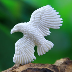 Cabochon d'aigle en os sculpté à la main