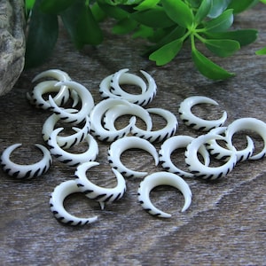 Double Horn Crescent Moon Cabochon Bohemian Necklace Charm Carved Bone 20mm 1 Piece