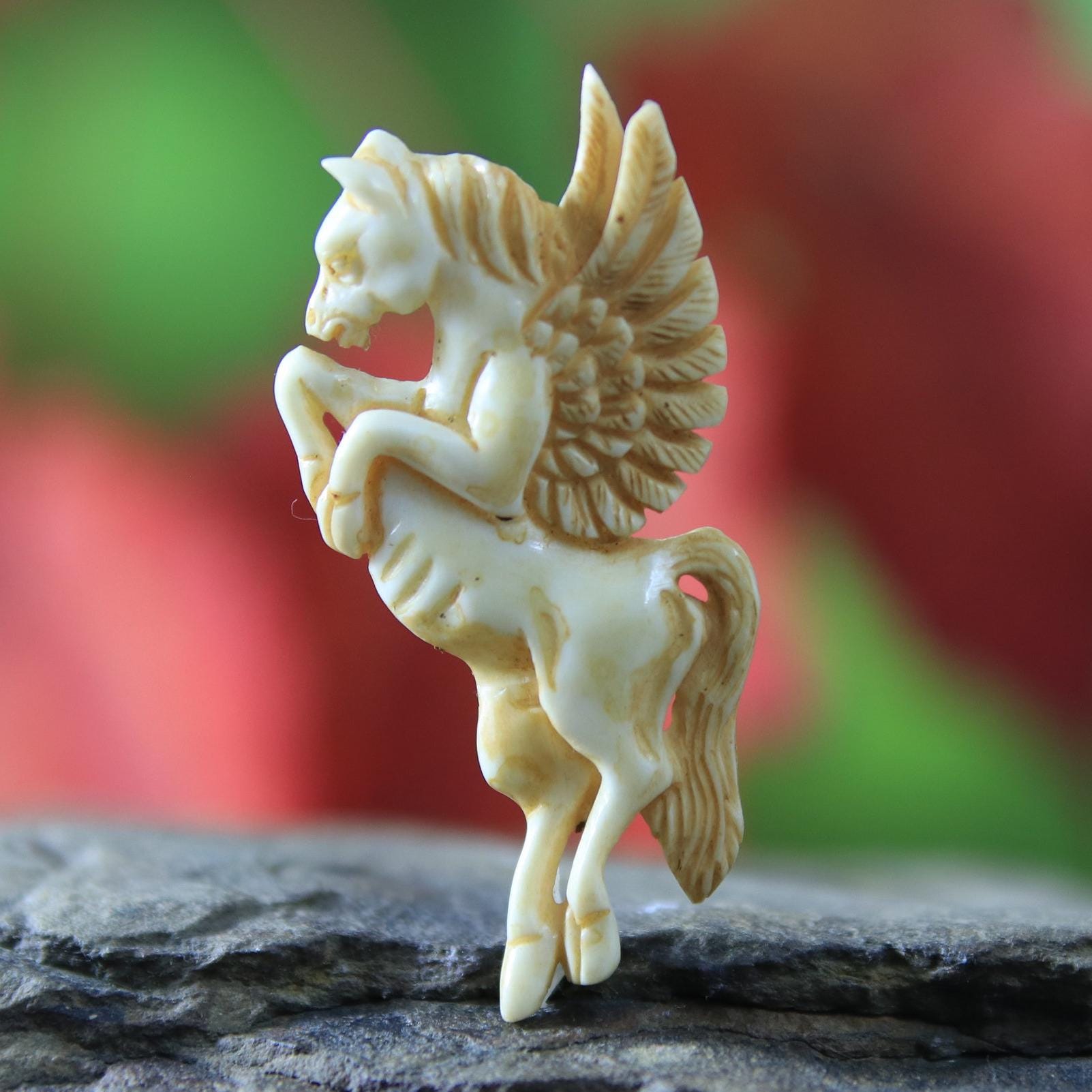 ペガサスの彫刻 空飛ぶ馬 神話の彫刻された骨 アンティーク風 - Etsy 日本