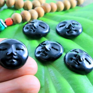 Corne de taureau Sculpture Lune Visage Cabochon Fermer les yeux 20mm