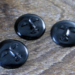 Corne de taureau sculptée à la main Pleine Lune Face Cabochon Fermer les yeux 30mm 1 pièce