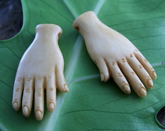 Realistische Hand Anhänger Paar seitlich gebohrt Bone Carving Antik Look