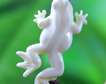 優れた手彫りの愛らしい小さなカエル、天然素材、ジュエリー製作用品