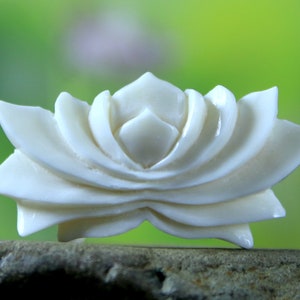 Gioielli di meditazione in osso intagliato a mano con fiore di loto