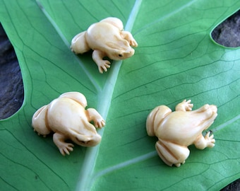 優れた手彫りの愛らしい小さなカエル、天然素材、ジュエリー製作用品