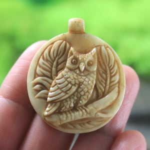Pendentif hibou, percé sur le côté, os sculpté à la main, dessins de bijoux d'aspect ancien, cabochon d'oiseau