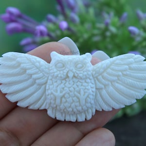 Pendentif oiseau en os sculpté à la main cabochon chouette volante