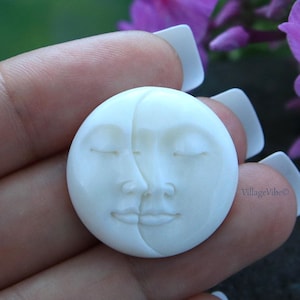 Geschnitzte Knochen Mond Phase Cabochon Geschlossene Augen Rundes Gesicht 25 mm