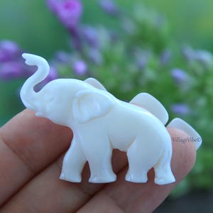 Charm de hueso tallado a mano con cabujón de elefante