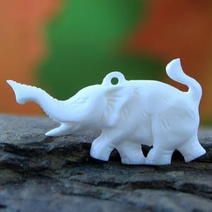Colgante de hueso tallado a mano con cabujón de elefante