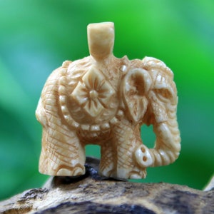 Colgante de hueso tallado a mano con elefante de aspecto envejecido y tallado detallado