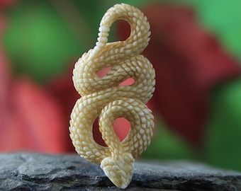 Escultura de serpiente con cabujón de serpiente y colgante de hueso de búfalo tallado