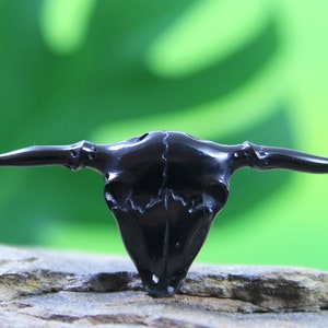 Corne de taureau sculptée à la main Cabochon Longue tête de corne percée Pendentif noir