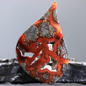 Großer roter Markasit-Cabochon mit Pyrit-Einschlüssen