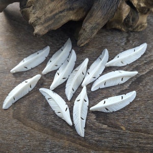 Handgeschnitzte Knochen Cabochon Feder Anhänger Seite gebohrt Bio Schmuck Versorgung 1 Stück
