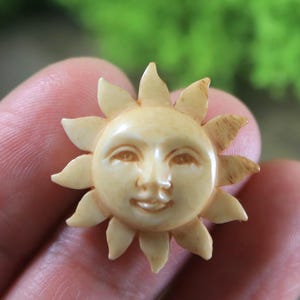 Zonnebril cabochon open ogen, gesneden buffelbeen platte achterkant camee organische sieraden antiek look