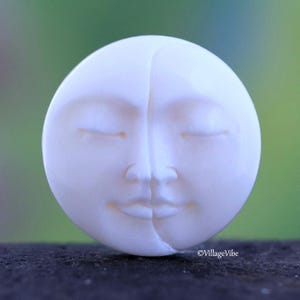 Hand geschnitzte Knochen Mond Phase Cabochon Geschlossene Augen Runde Zwei Gesicht 20 mm