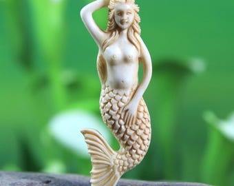 Colgante de sirena de hueso tallado a mano con aspecto antiguo y perforaciones laterales. Pieza central.