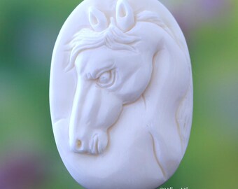 ユニークな手彫りの羽根飾り馬ペンダント • ネイティブアメリカン 