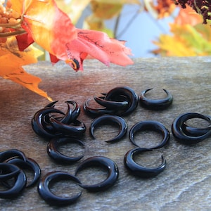 Corne de taureau sculptée à la main Croissant de Lune Boho Collier Minimaliste 25mm