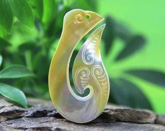 Pendentif maori hawaïen à hameçon sculpté à la main nacre percée de cabochon percé