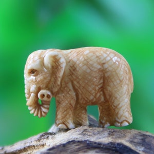 Scultura di elefante intagliata a mano, animale totem in osso, simbolo di fortuna e prosperità