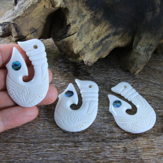 81stgeneration Ciondolo a Forma di Balena Hei Matau in Osso Intagliato a Mano | Accessorio da Surfista da Uomo | Collana Fatta a Mano con Amo da Pesca | Amuleto a Spirale