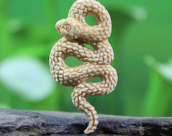 Colgante de serpiente de aspecto antiguo con hueso tallado a mano