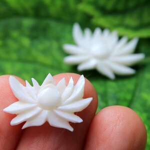 Blühende Lotus Blume Cabochon Paar Hand geschnitzte Büffelknochen Ohrring Perlen, freies Bohren
