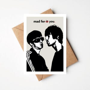 Puede incluir: Tarjeta de felicitación con una ilustración en blanco y negro de dos hombres. Uno lleva gafas de sol y una chaqueta con rayas blancas. El texto "mad fer it you" está impreso en la parte superior.