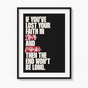 Könnte beinhalten: Schwarz-weißes Typografie-Poster mit dem Text "IF YOU'VE LOST YOUR FAITH IN Love AND music THEN THE END WON'T BE LONG."