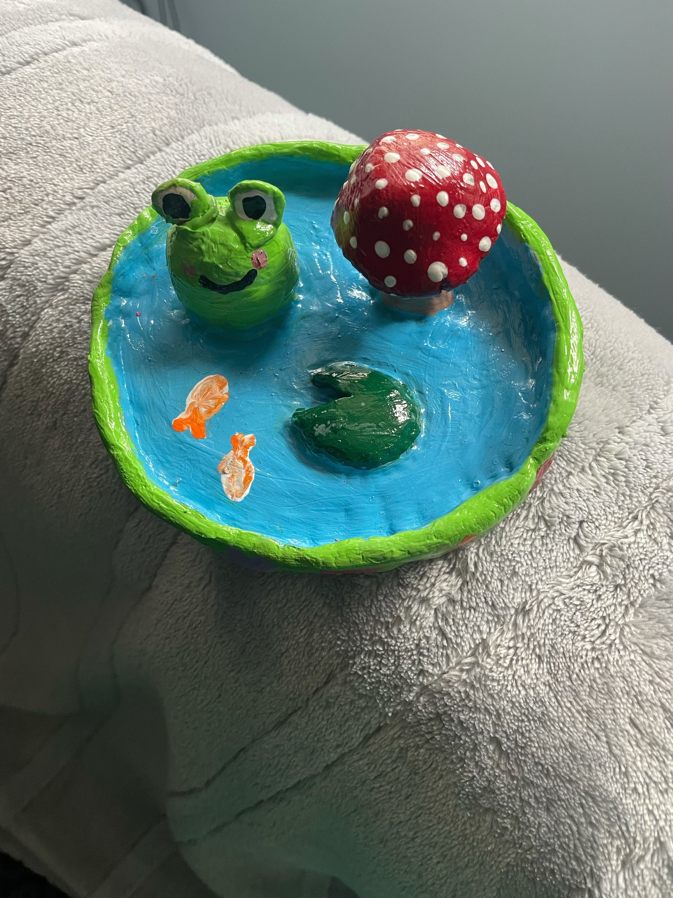 Frog store ring holder