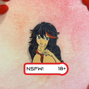 Pin de menina com cadeado vermelho e cabelo azul