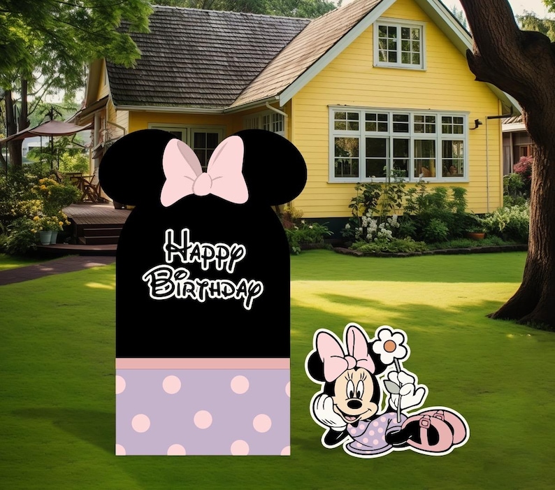 Pode incluir: Uma placa de jardim de anivers&aacute;rio preta em forma de Minnie Mouse com um la&ccedil;o rosa e as palavras "Happy Birthday" em branco. A placa tem uma borda de bolinhas lavanda e um gr&aacute;fico da Minnie Mouse.