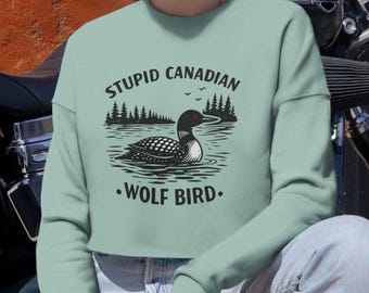 Camiseta de cuello redondo sutil del Orgullo Gay: Lobo canadiense, amante del hockey