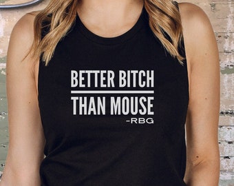 以下が含まれることがあります： 「Better Bitch Than Mouse - RBG」という白い文字が書かれた黒いノースリーブタンクトップです。