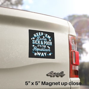 Puede incluir: Un im&aacute;n negro de 12,7 cm x 12,7 cm con texto blanco y azul que dice "KEEP 'EM Dumb, SICK & POOR, IT'S THE Republican WAY". El im&aacute;n est&aacute; adherido a la parte trasera de un veh&iacute;culo blanco.