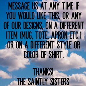 Peut inclure: Un ciel bleu avec des nuages blancs et un message en texte noir qui dit : "MESSAGEZ-NOUS &Agrave; TOUT MOMENT SI VOUS SOUHAITEZ CELA, OU L'UN DE NOS DESSINS, SUR UN ARTICLE DIFF&Eacute;RENT (TASSES, SACS, TABLIER ETC.) OU SUR UN STYLE OU UNE COULEUR DE CHEMISIER DIFF&Eacute;RENT. MERCI ! LES SAINTS SOEURS"