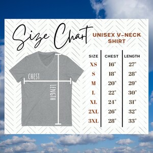 Puede incluir: Tabla de tallas para una camiseta de cuello en V unisex. La tabla muestra las medidas de pecho y largo en pulgadas para las tallas XS a 3XL.