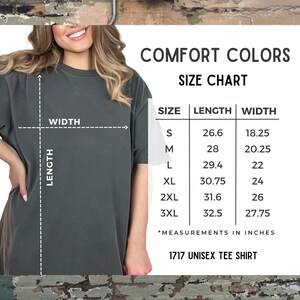 Peut inclure: Un t-shirt unisexe Comfort Colors gris fonc&eacute;. L'image comprend un tableau des tailles avec des mesures en pouces pour les tailles S &agrave; 3XL. La longueur du t-shirt varie de 67,6 cm &agrave; 82,6 cm, et la largeur de 46,4 cm &agrave; 70,5 cm.