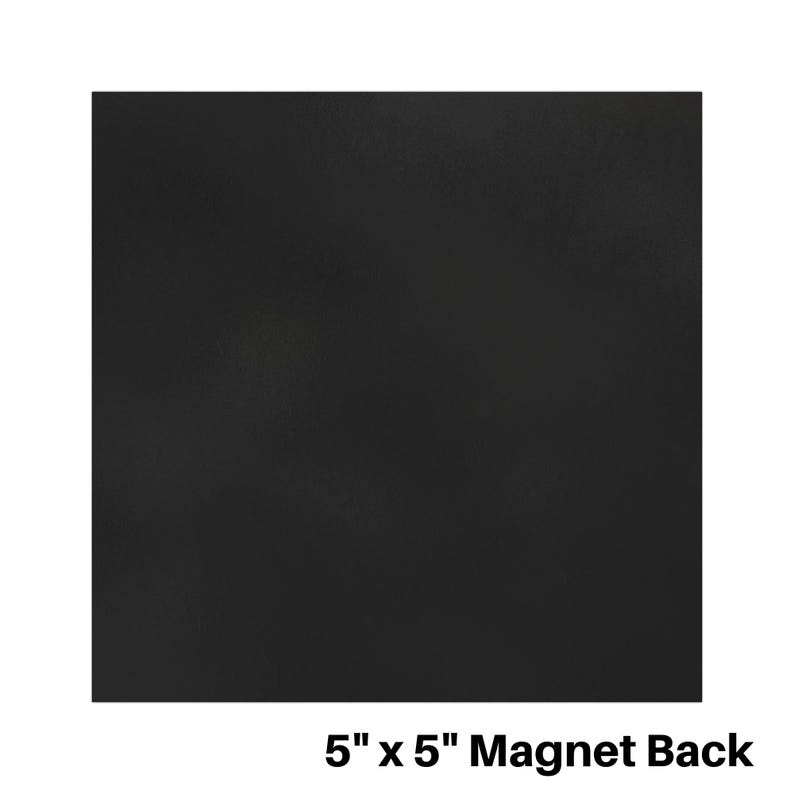Puede incluir: Un dorso magn&eacute;tico negro liso de 12,7 cm x 12,7 cm. La imagen muestra un im&aacute;n cuadrado de color oscuro, adecuado para diversos fines de manualidades u organizaci&oacute;n. El texto "5" x 5" Magnet Back" se muestra en la parte inferior.