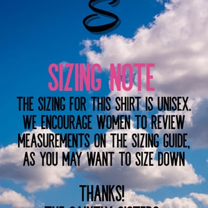 K&ouml;nnte beinhalten: Ein grafisches Bild mit blauem Himmel und wei&szlig;en Wolken. Oben befindet sich ein schwarzer Buchstabe S mit einem goldenen Heiligenschein. Darunter steht in Pink SIZING NOTE und in Schwarz: THE SIZING FOR THIS SHIRT IS UNISEX. WE ENCOURAGE WOMEN TO REVIEW MEASUREMENTS ON THE SIZING GUIDE, AS YOU MAY WANT TO SIZE DOWN. THANKS! THE SAINTLY SISTERS.