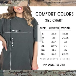 Puede incluir: Una camiseta unisex gris oscuro con una tabla de tallas. La tabla muestra las medidas en pulgadas para las tallas S a 3XL. Tambi&eacute;n se ve el texto "COMFORT COLORS" y "1717 UNISEX TEE SHIRT".