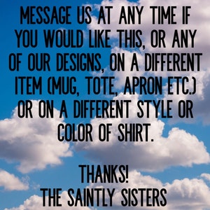 Puede incluir: Texto sobre un cielo azul con nubes blancas que dice: "M&Aacute;NDANOS UN MENSAJE EN CUALQUIER MOMENTO SI QUIERES ESTO, O CUALQUIERA DE NUESTROS DISE&Ntilde;OS, EN UN ART&Iacute;CULO DIFERENTE (TAZA, BOLSA, DELANTAL, ETC.) O EN UN ESTILO O COLOR DE CAMISA DIFERENTE. &iexcl;GRACIAS! LAS HERMANAS SANTAS"