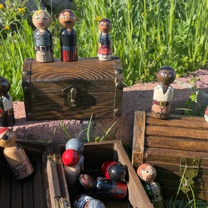 Juego de muñecos de clavija con temática pirata