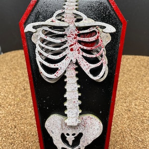 Gotische skeletkunst aan de muur