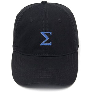 Puede incluir: Una gorra de béisbol negra con una letra griega sigma bordada en azul.