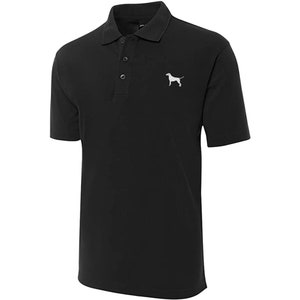 以下が含まれることがあります： 左胸に白い刺繍の犬のシルエットが施された、黒の半袖ポロシャツです。