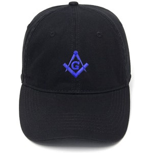 Könnte beinhalten: Schwarze Baseballkappe mit gebogenem Schirm. Die Kappe hat ein blaues und violettes gesticktes Emblem auf der Vorderseite. Das Emblem ist ein Zirkel- und Winkel-Design mit dem Buchstaben "G" in der Mitte.